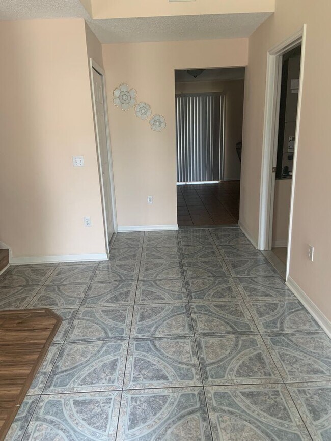 Foto del edificio - Huge 4 bedroom 2.5 bath home with a fenced...