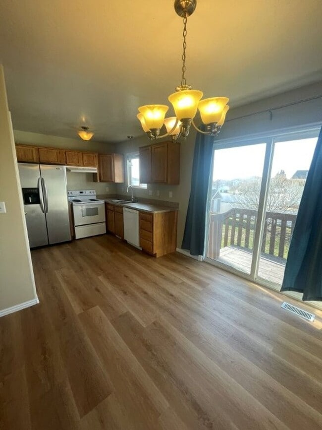 Building Photo - Your New Chapter Starts Here – 5 Bed, 2 Bath Syracuse Home + 2 Weeks Free!