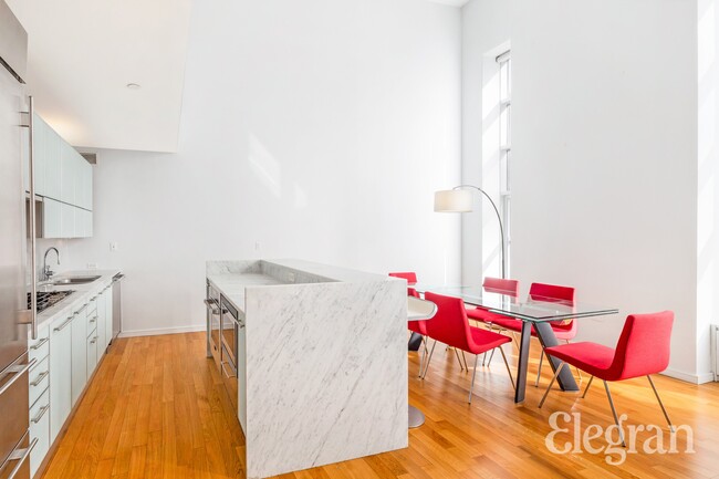 Foto del edificio - 310 E 53rd St
