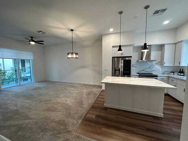 Foto del edificio - Newer Construction - Multi-Level Home with...