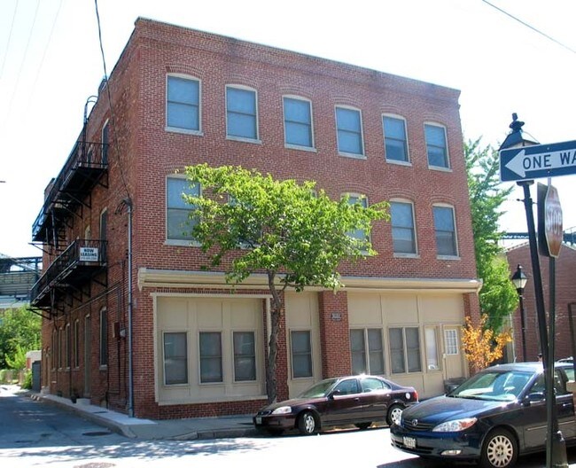 Building Photo - 515 Warner St