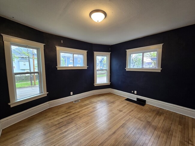 Building Photo - 1500 4th Ave SE