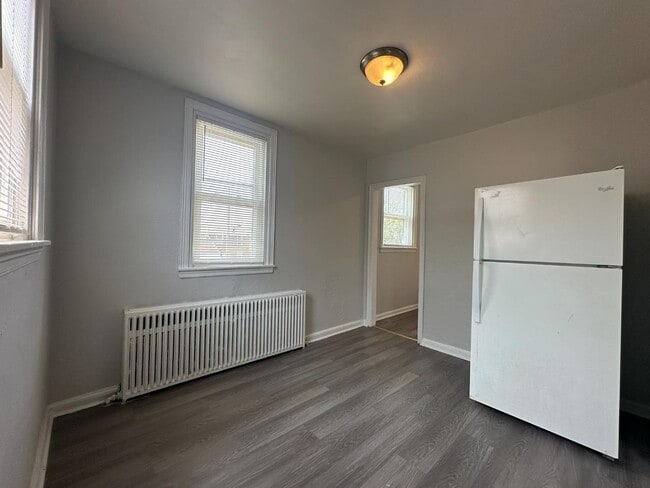 Building Photo - 1033 Fanshawe St