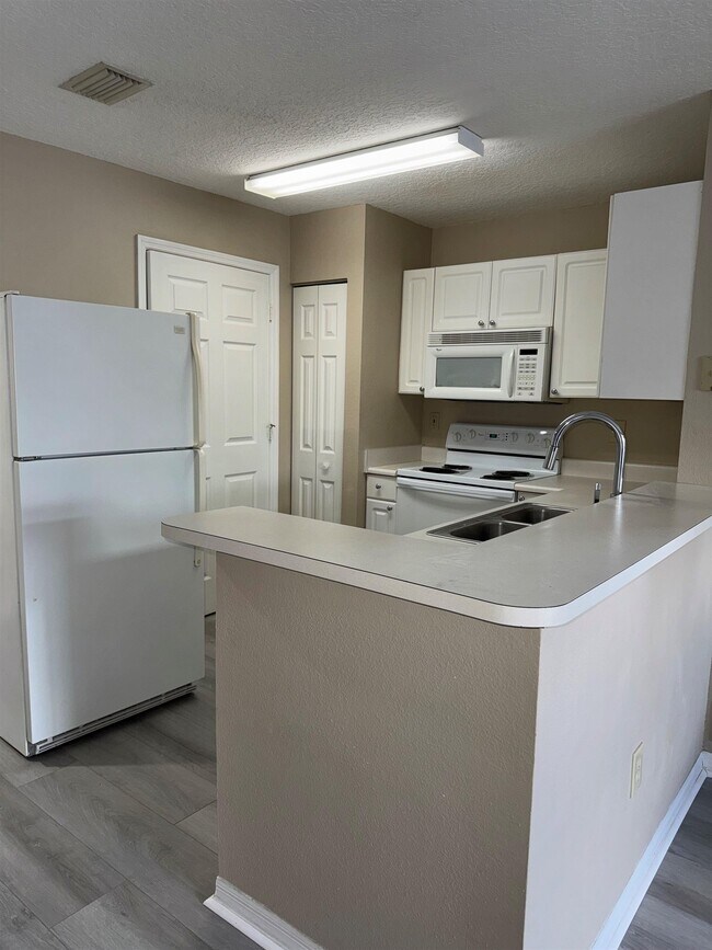 Foto del edificio - 28204 Harbour Vista Cir