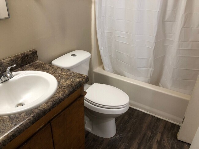 Foto del edificio - Downstairs unit off Mahan avail NOW!