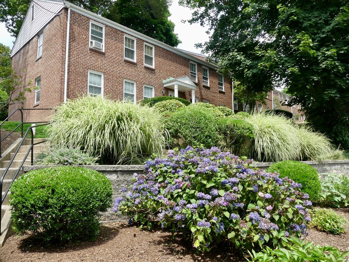 Primary Photo - 10 Clarmore Dr