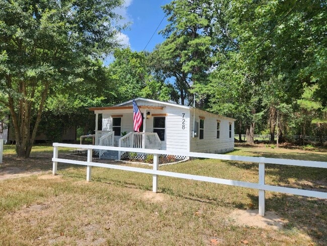 Building Photo - 728 Hudson Rd