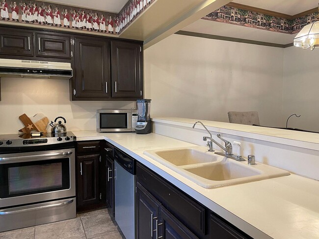 Building Photo - 2 bedroom, 2 bathroom townhome