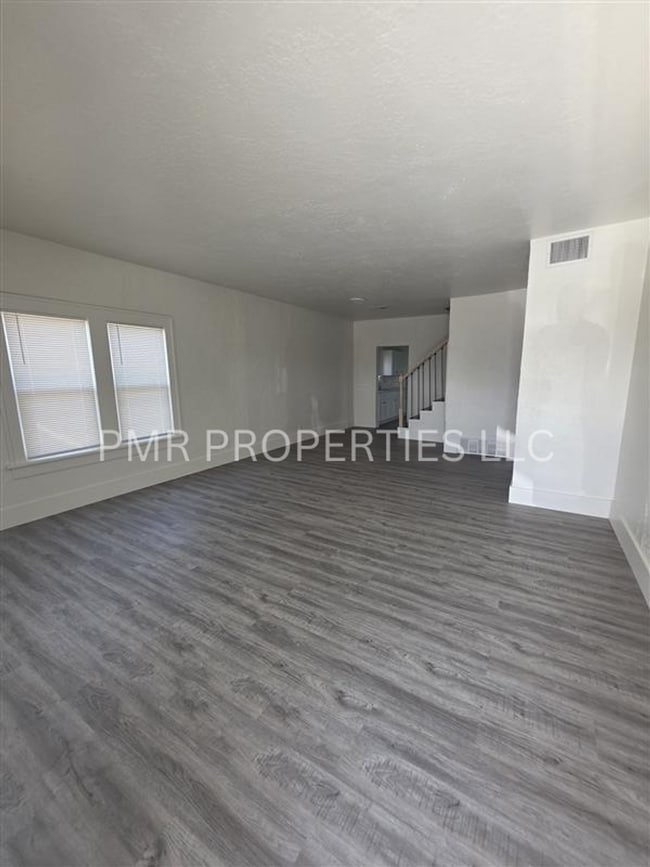 Building Photo - 3Bedroom/1Bathroom-House