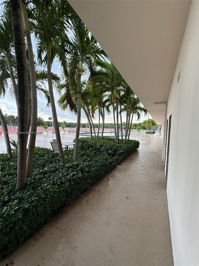 Building Photo - 400 Kings Point Dr