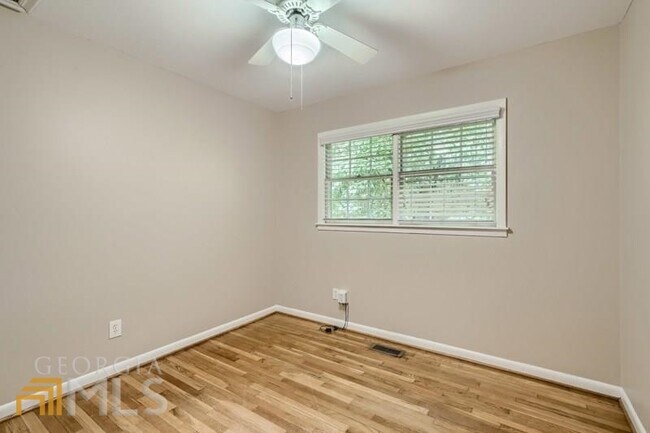 Building Photo - 3762 Greenhill Dr