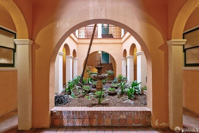 Foto del edificio - Quintessential, charming Russian Hill stud...