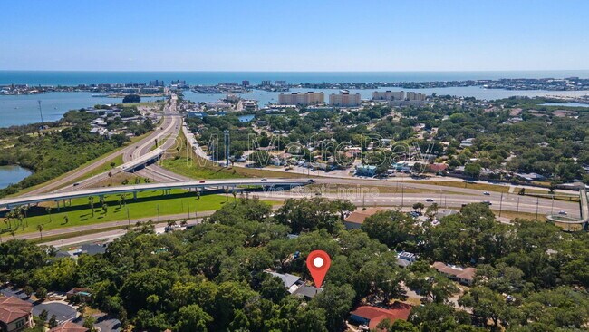 Foto del edificio - 4939 Woodland Dr