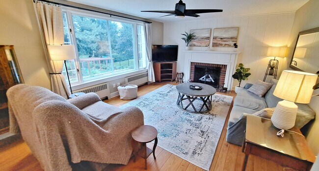 Foto del edificio - Fully Furnished 4 Bed / 1-1/2 Bath Single ...