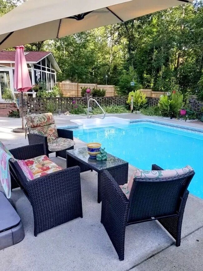 Building Photo - Charming ranch-style home with pool access!
