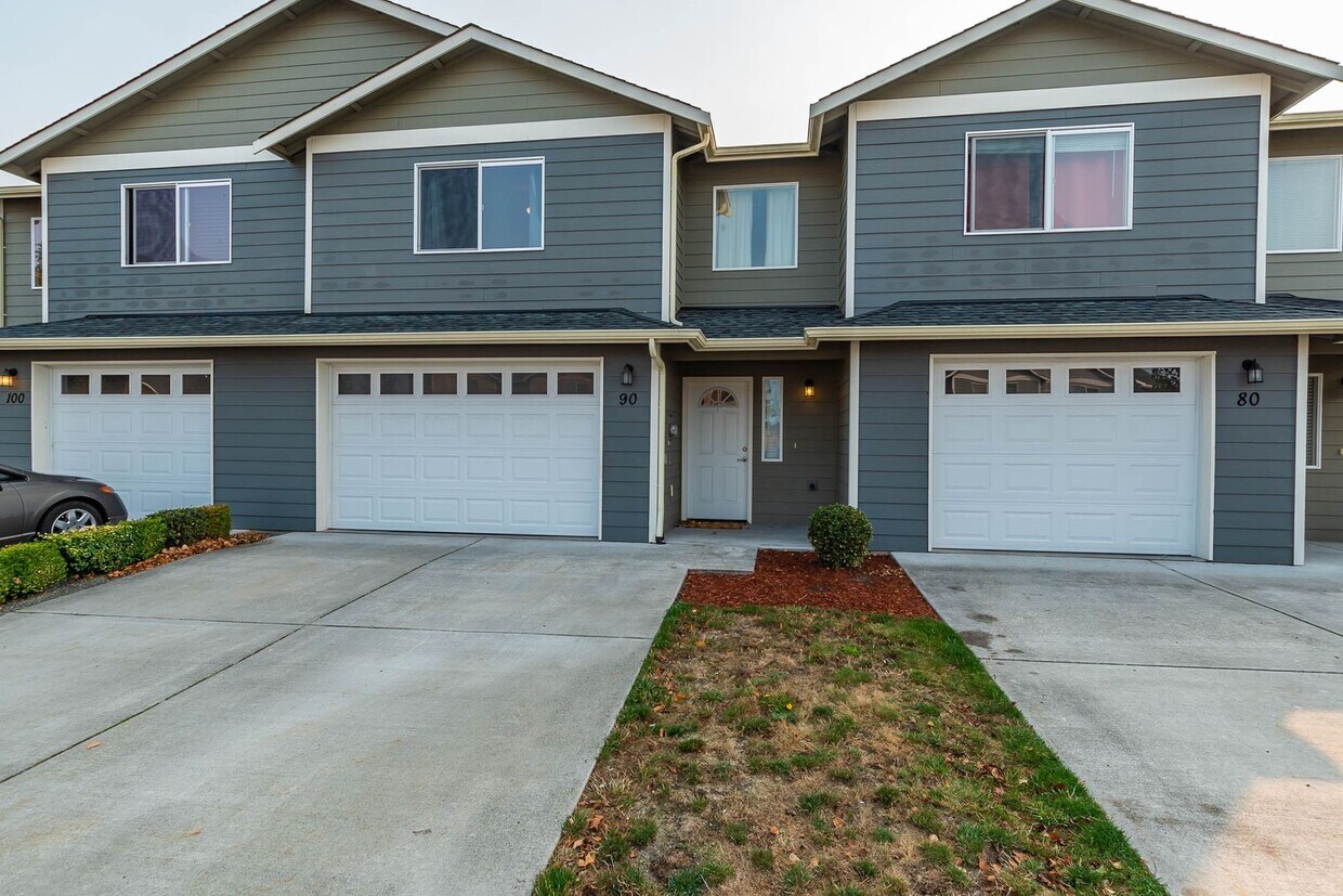 Foto principal - Conveniently Located 3 Bedroom Townhouse