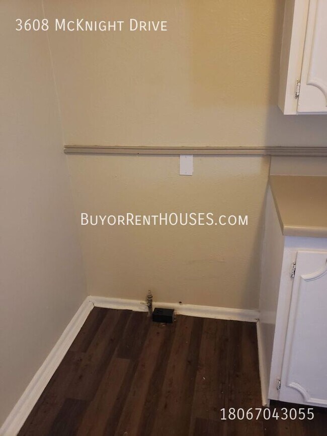 Building Photo - $499 Move-In Special (+ admin fee) + $0 De...