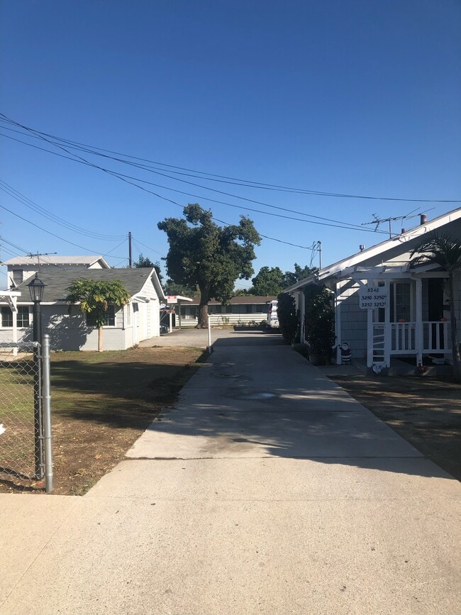 3248 Walnut Grove Rosemead, CA - 3250 1/2 Walnut Grove Ave