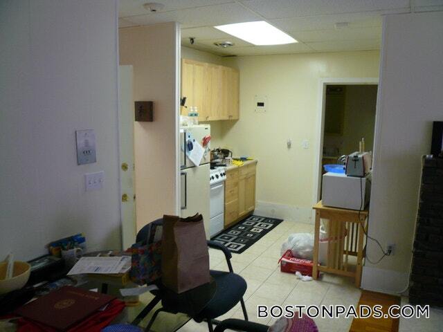 Building Photo - 879 Beacon St