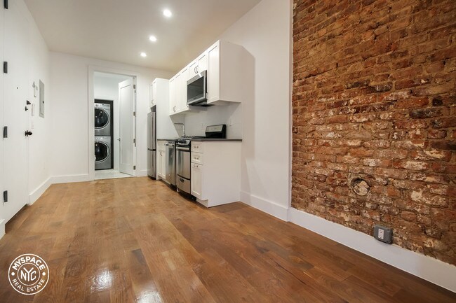 Foto del edificio - 1654 Putnam Ave