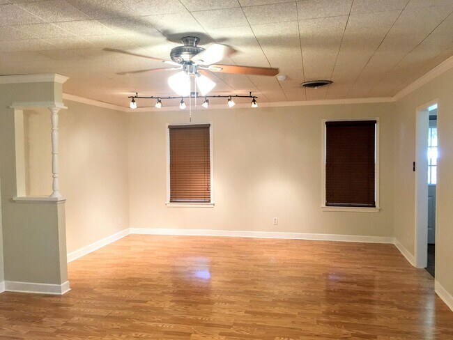 Building Photo - 2 br, 1 bath House - 4026 Brentwood