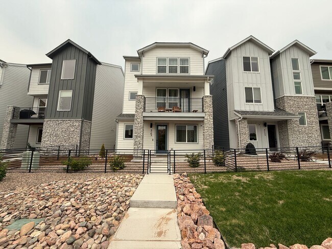 Foto del edificio - Beautiful 2024-Built 4 Bedroom, 4 Bathroom Home with Pikes Peak Views off Interquest!!!