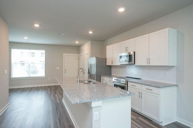 Building Photo - Beautiful 3 bed 2.5 bath townhome