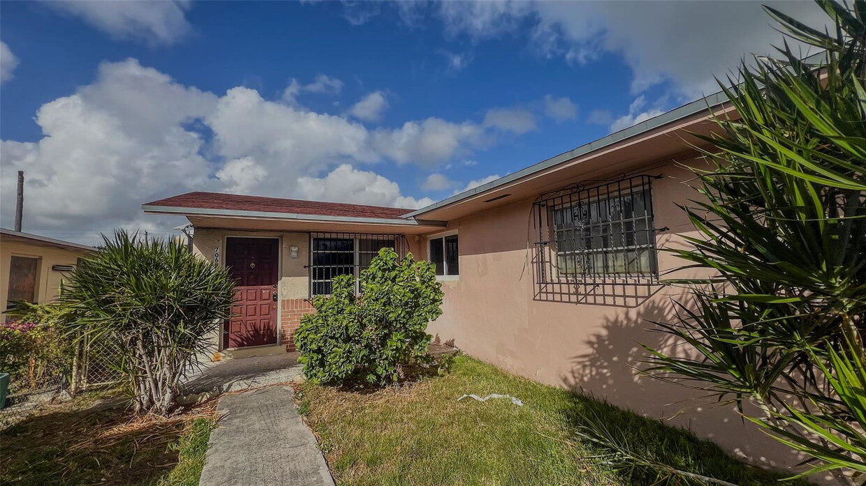 Foto principal - 7067 SW 22nd St