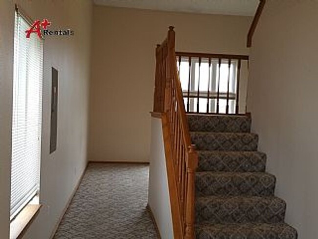 Foto del edificio - Three bedroom three bathroom Twin home.