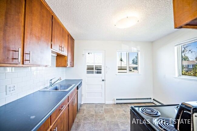 Building Photo - NEWLY REFRESHED CORNER UNIT - Beautiful 2b...