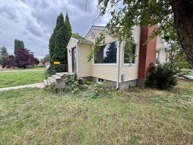 Building Photo - Ideally Located 3 Bed 1.5 Bath Spokane Hom...