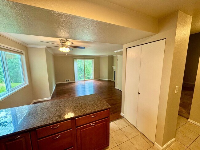 Building Photo - Cozy 3-Bedroom Townhouse in Desirable Both...