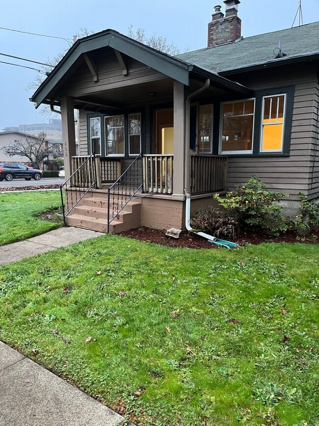 Building Photo - 3 bedroom, 1 bath Bungalow
