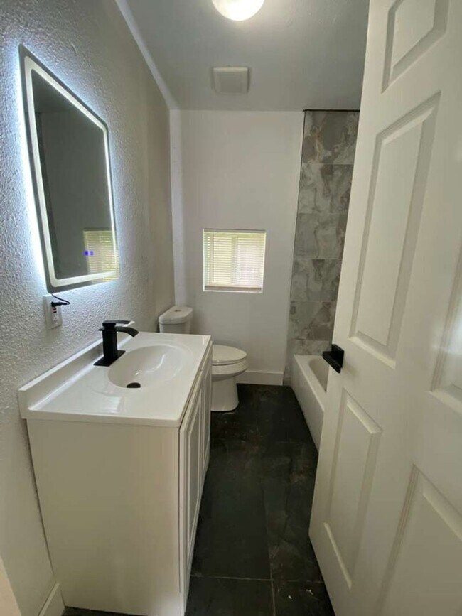 Foto del edificio - BEAUTIFUL HOME IN HOUSTON. MOVE IN READY!.