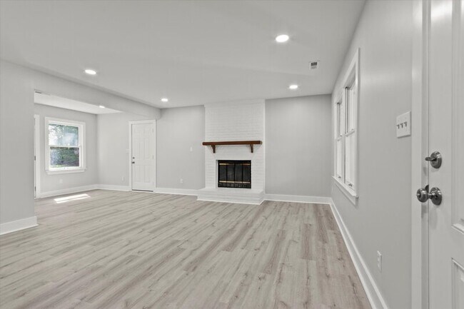 Foto del edificio - 233 Pine Ridge Rd
