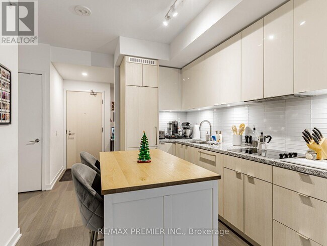 Photo du bâtiment - 115 Blue Jays Way