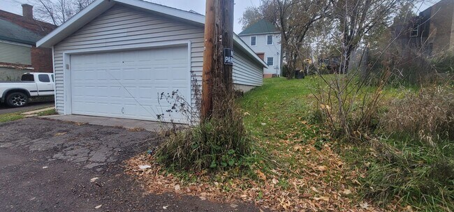 Building Photo - Already Rented for Next School Year - Avai...