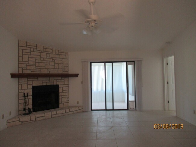 Building Photo - Beautiful 3 Bedroom Home with Huge Yard!