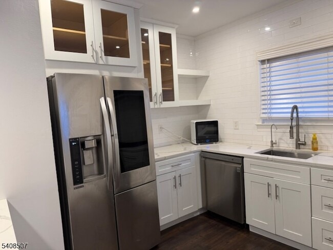 Building Photo - 11 Pine St