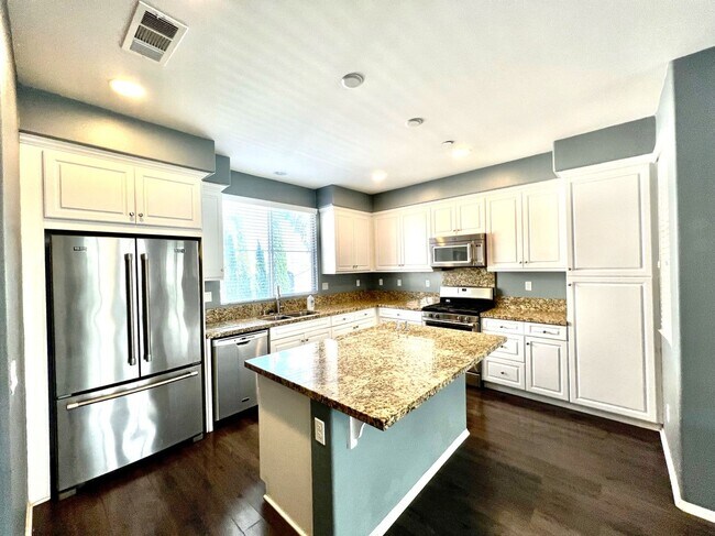 Foto del edificio - Beautiful 4 Bedroom Condominium with Attached Garage Located in Gated Community of Eastvale