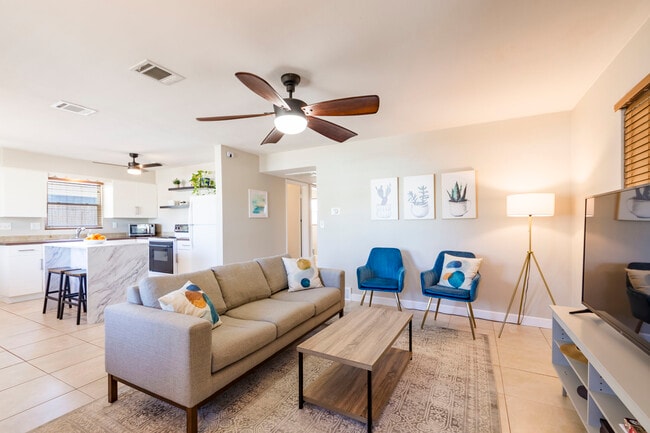 Family Room - 539 Bay St
