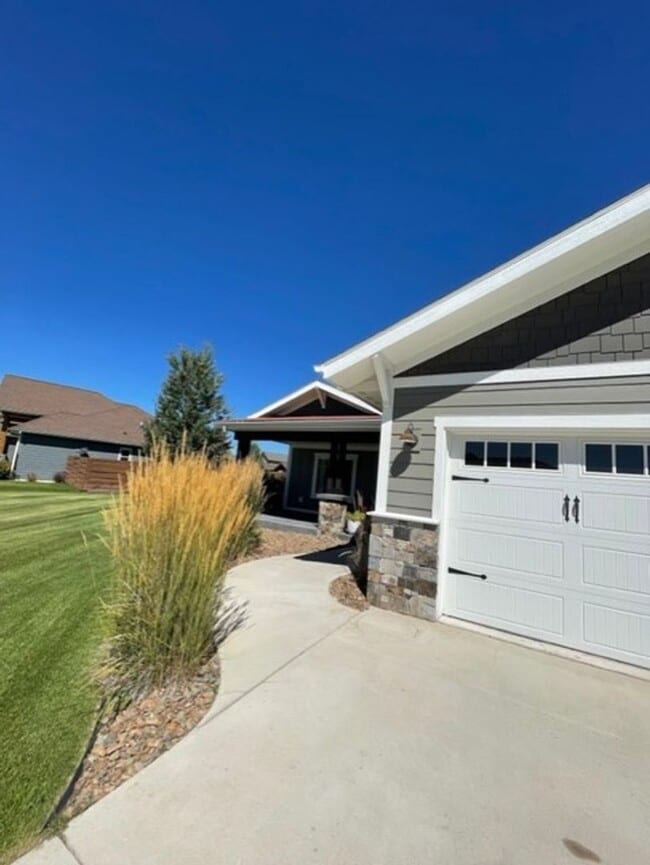 Building Photo - "PENDING" Custom Built 3 Bed/2 Bath Ranch ...