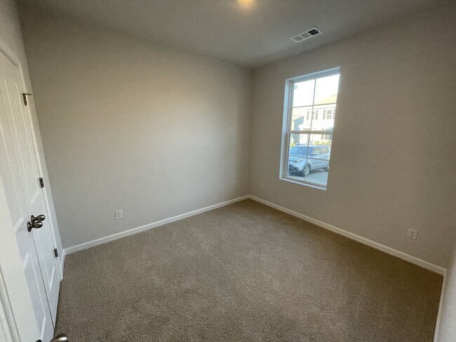 Foto del edificio - Townhome less than 2 miles from Downtown C...