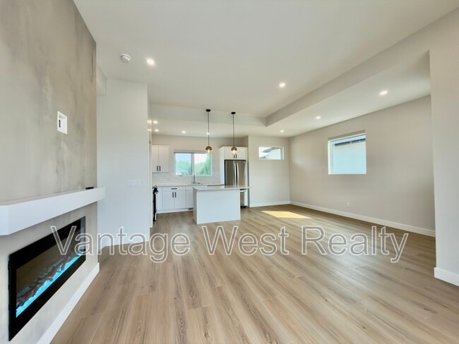 Building Photo - 306 Sumac Rd W