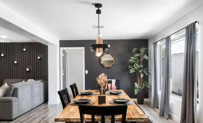 Foto del edificio - 3330 E Cypress St