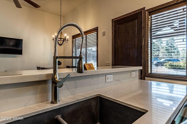 Foto del edificio - 3350 W Sugar Pine Way