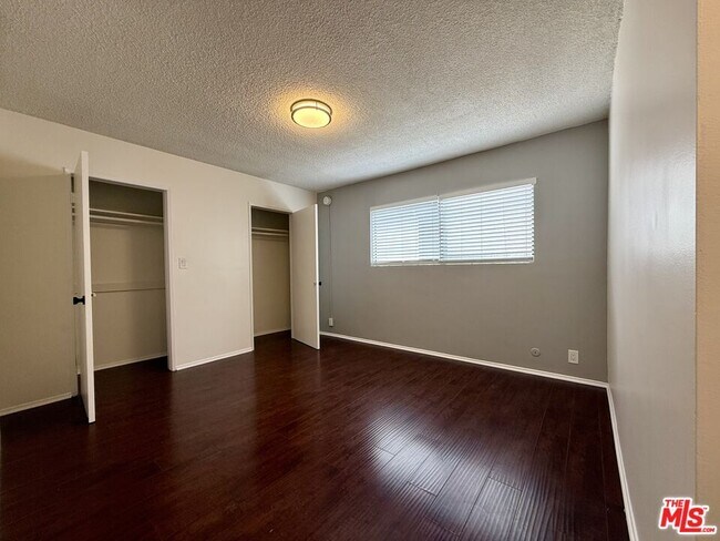 Foto del edificio - 6350 Willoughby Ave
