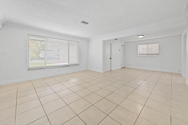 Foto del edificio - 6575 NW 3rd St