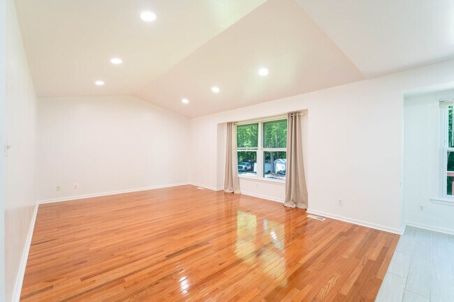 Building Photo - 3 bed 2 bath Chancellor Hills Home