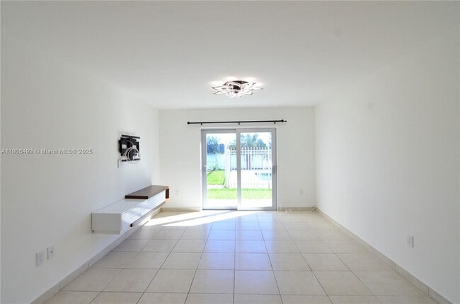 Foto del edificio - 9911 W Okeechobee Rd